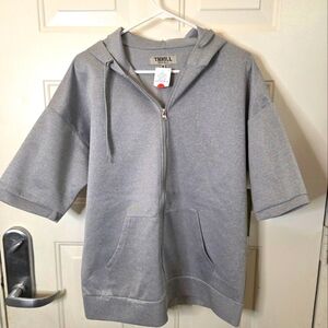NWT Thrill Short Sleeve‎ Activewear Gray Hoodie Size Medium